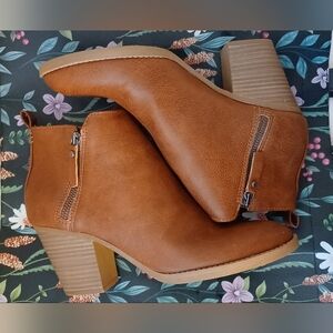 Universal Thread Tan Ankle Booties